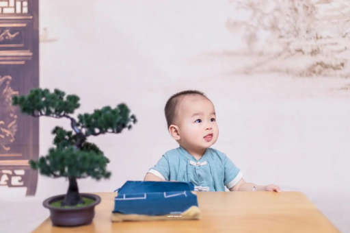 锡林郭勒宝宝眼睛突然肿了